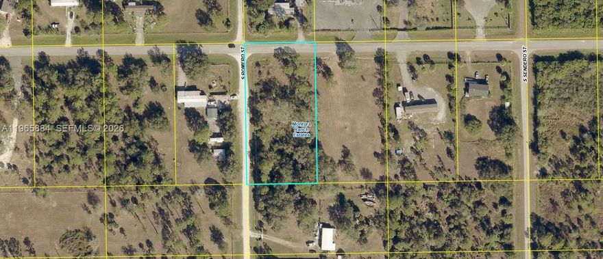 Excepcional oportunidad en Montura Ranch: this 1.25-acre lot is located on one of the community’s main streets, a paved road that provides convenient access and mobility. In addition, it is a corner lot, offering greater flexibility for design, entry, and overall use of the space.
It is a beautiful lot with trees. The land is high, dry, and naturally stable, ideal for starting your project without delays or complications.
Ready for placing a manufactured home or developing a future residence, this lot combines a privileged location, natural surroundings, and a growing community, making it an excellent opportunity for living or investing.