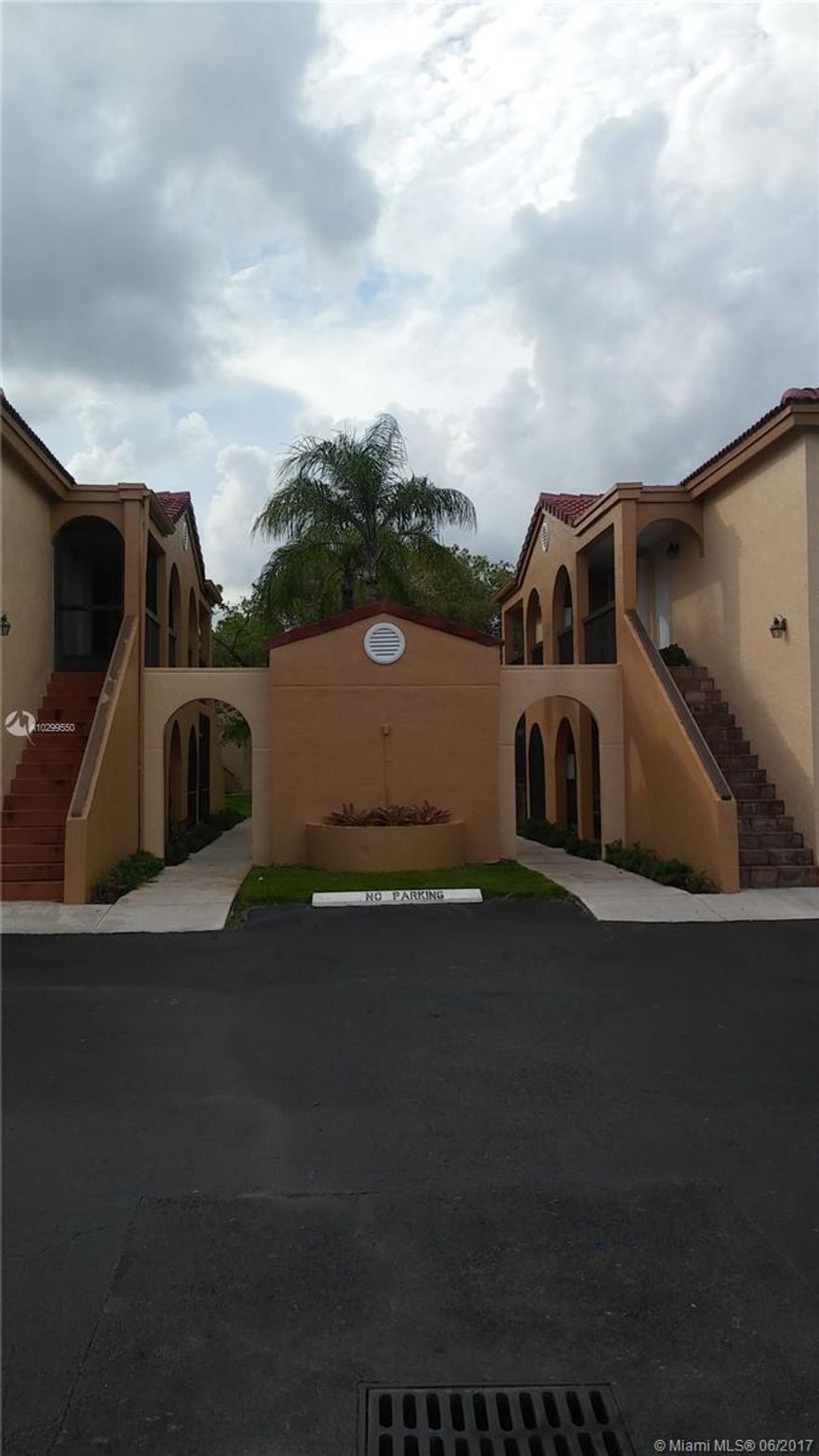 EXCELLENT CONDO AT THE MOORS. 2 BED/ 2 BATH. CERAMIC TILE THROUGHOUT, UPDATED KITCHEN WITH WOOD CABINETS AND GRANITE COUNTER-TOP,  REMODELED BATHROOMS WITH JACUZZI IN ONE OF THEM. WASHER AND DRYER IN UNIT. A/C (5 YEARS OLD). THE ASSOCIATION FEE INCLUDE CABLE, WATER, SEWER, TRASH, INSURANCE  COMMON AREAS, SECURITY GUARD. RENTED UNTIL OCTOBER 2017.