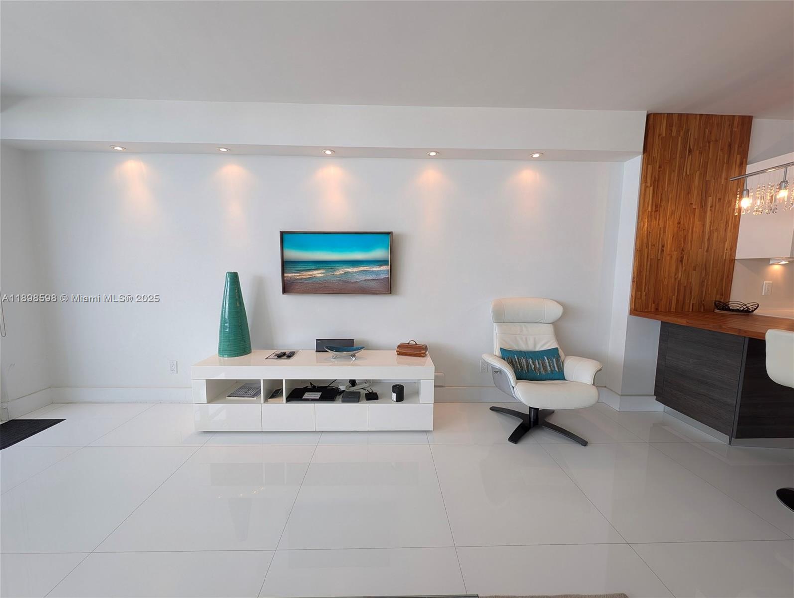 100 Lincoln Rd 1008