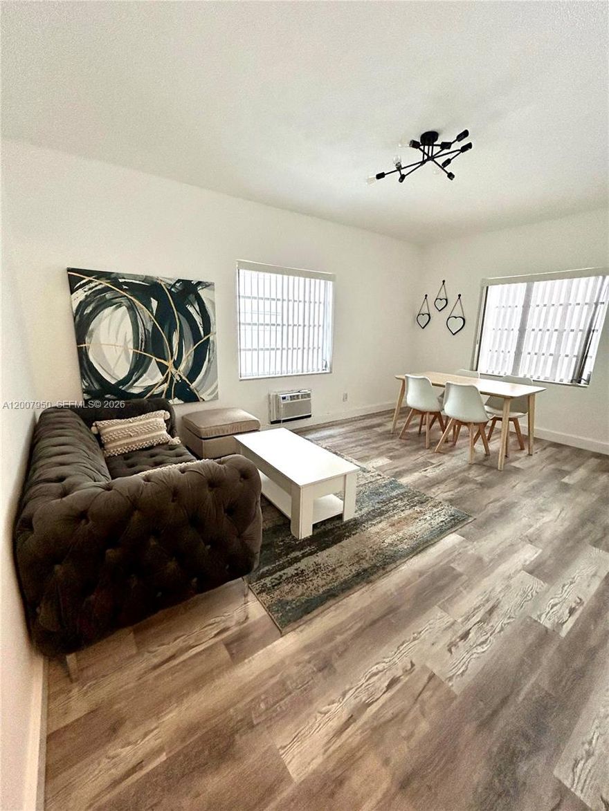 Impeccable 1-bedroom / 1-bath just steps from the beach, located in one of the most desirable areas of Miami — Faena District.
Fully furnished and move-in ready.
Ideal for investors: the unit is currently rented, generating immediate income.