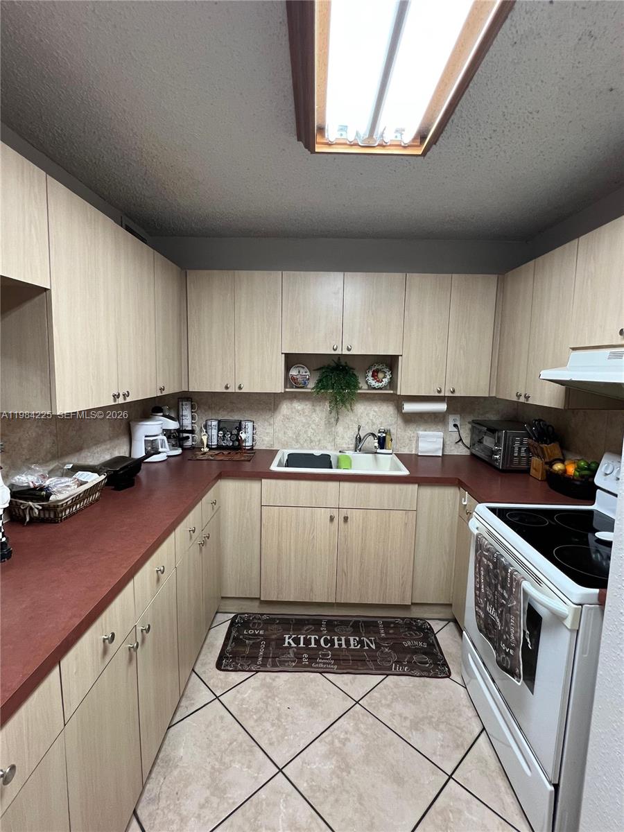 LOS ARBOLES CONDO - Residential