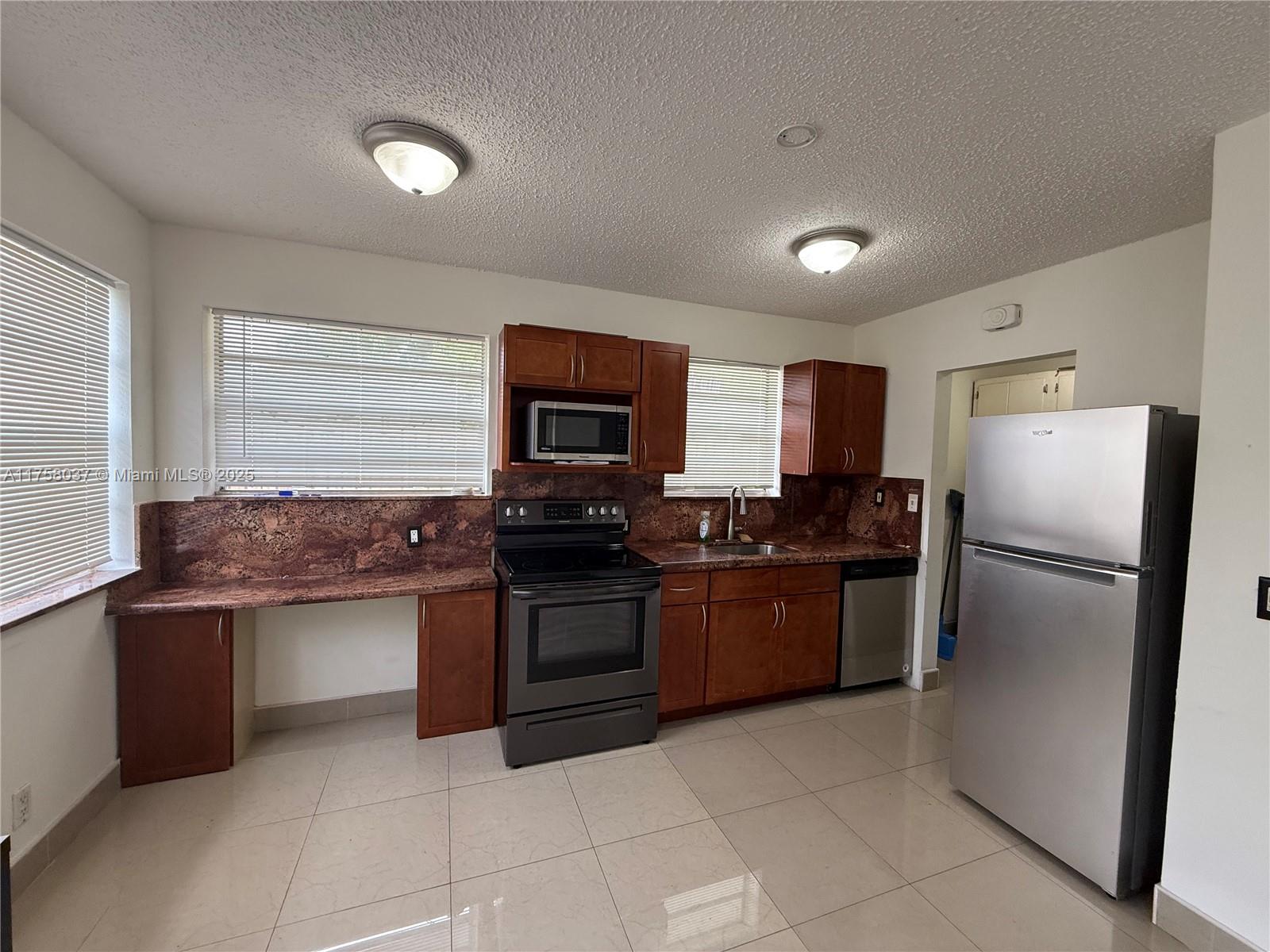 Rental Property at 883 Ne 40th St N, Oakland Park, Miami-Dade County, Florida - Bedrooms: 1 
Bathrooms: 1  - $1,850 MO.