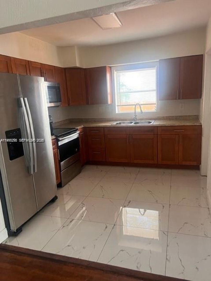 Separate house 3/2 house with central a/c. house located in a desirable. area of Hollywood. Park. ,close. to I 95 and downtown Hollywood and the beach, showing with listing agent accompany only . WASHER AND DRYER CREDIT, PAY STUBS, PROF OF FUNDS