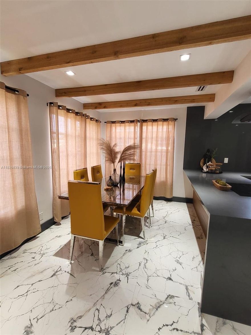 2/1  house patio    completely  renovated   .the  entire  house  excellent   .pool   call  from  ana