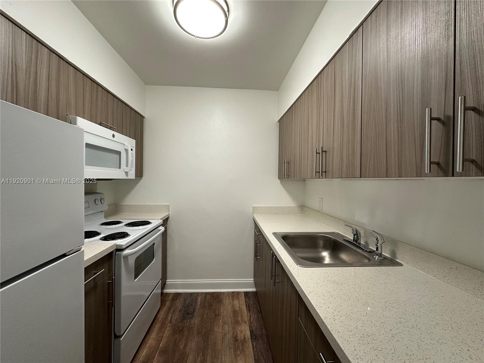 HOLLYWOOD LITTLE RANCHES - Residential Lease