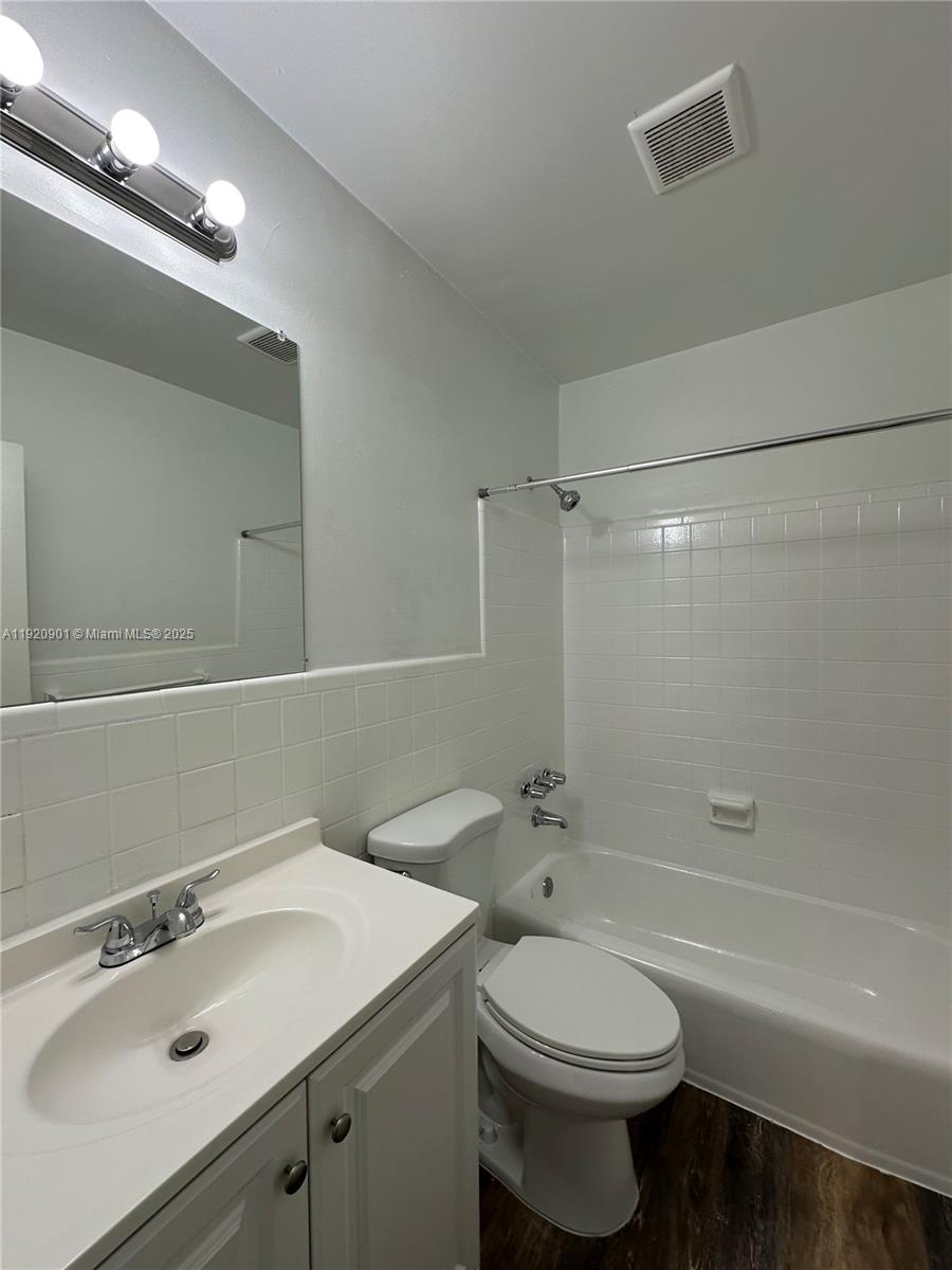 HOLLYWOOD LITTLE RANCHES - Residential Lease