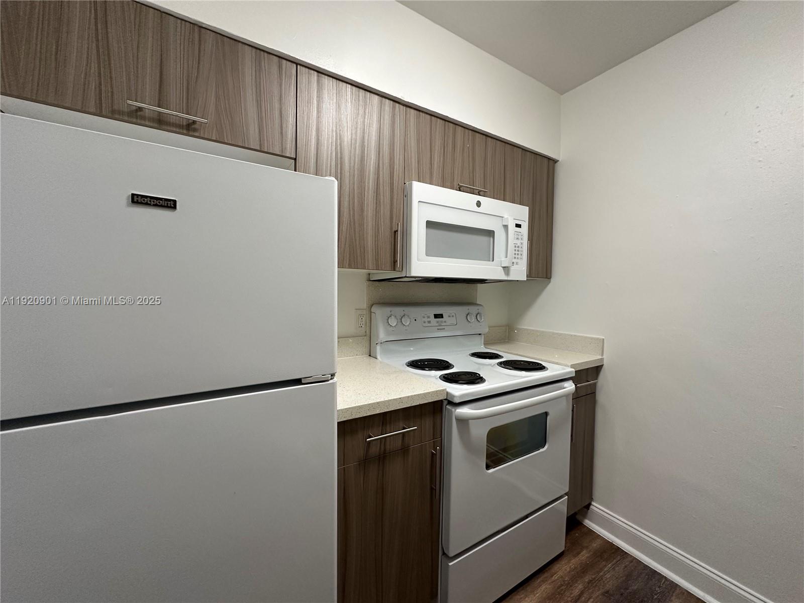 HOLLYWOOD LITTLE RANCHES - Residential Lease