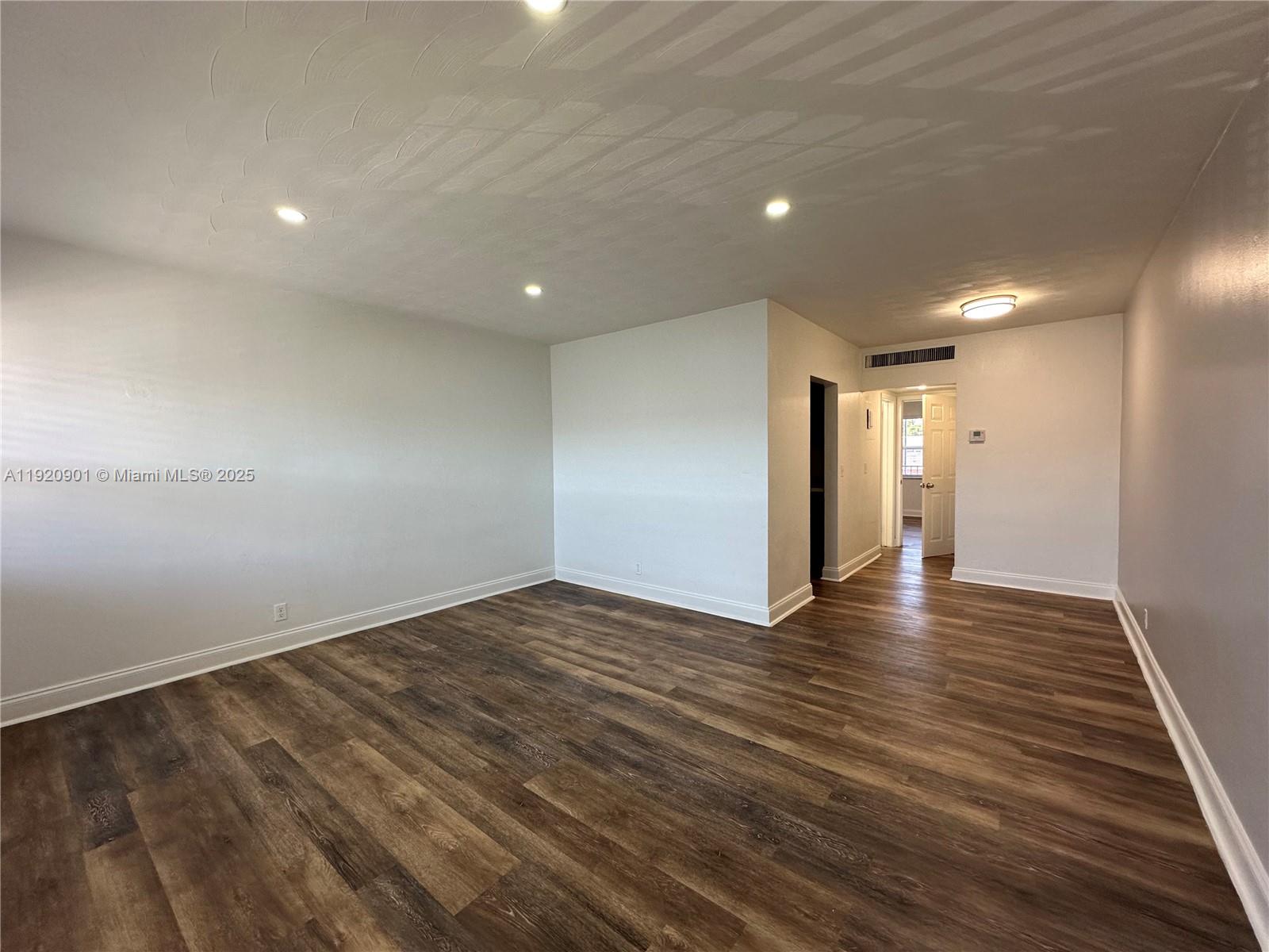 HOLLYWOOD LITTLE RANCHES - Residential Lease