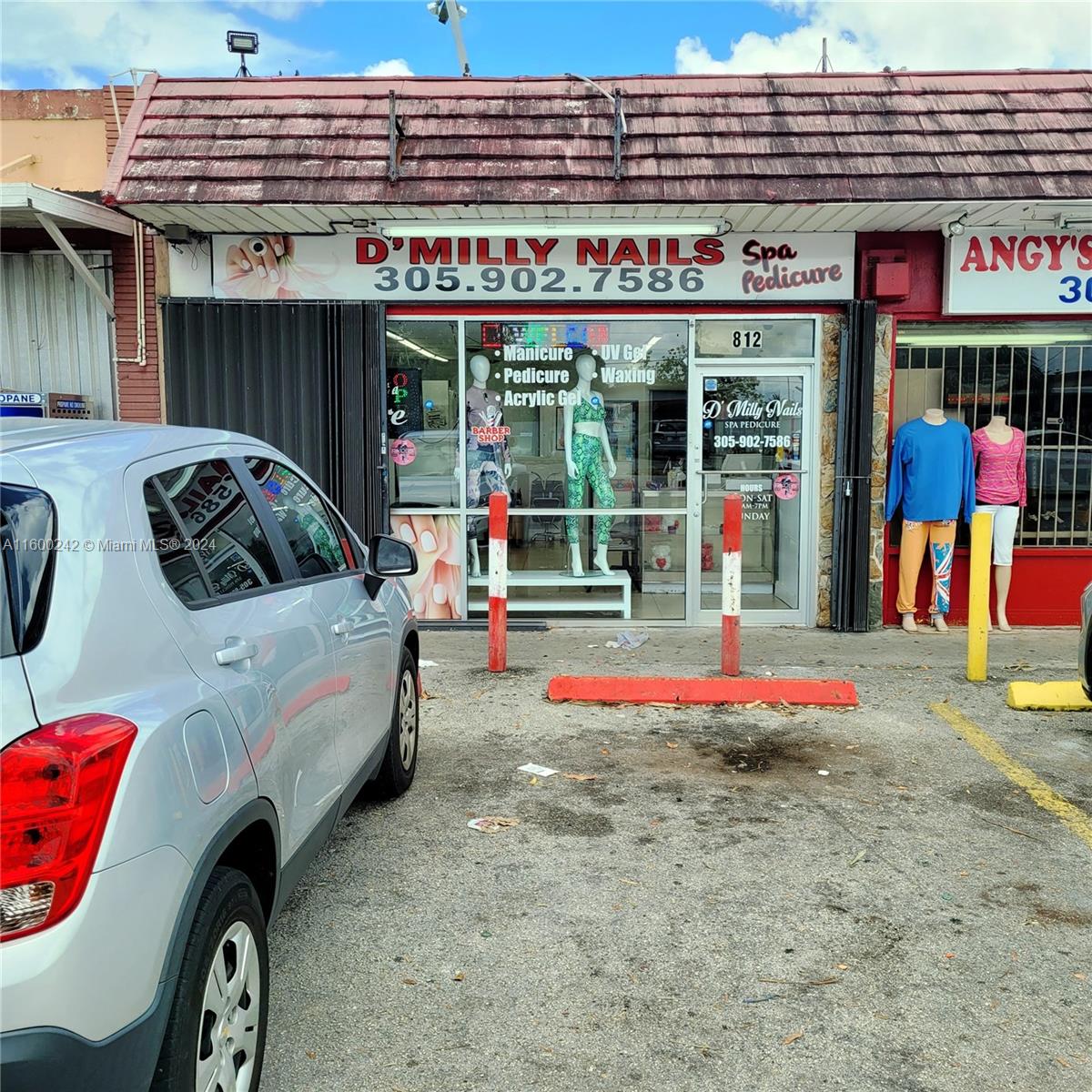 Prime Commercial Property in Hialeah
Overview
Location: Heart of Hialeah, minutes from Miami International Airport
Accessibility: Ample parking front and back
Visibility: High car traffic, prominent glass front
Surroundings: Bustling shopping center near a local grocery store and other businesses
Ideal For
- Retail stores
- Beauty shop
- Service businesses (salons, clinics)
- Offices
This prime spot offers excellent visibility, high foot traffic, and convenient parking, ideal for a thriving business.