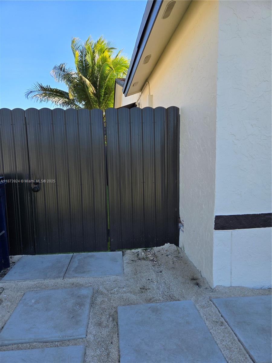 BRAND NEW APRTMENT EFFICENCY COMPLETELY PRIVATE OWN LITTLE YARD ALSO BEDROON IS SEPARATED FROM LIVING AND KITCHEN AREA, ALL UTILITIES ARE INCLUDED.