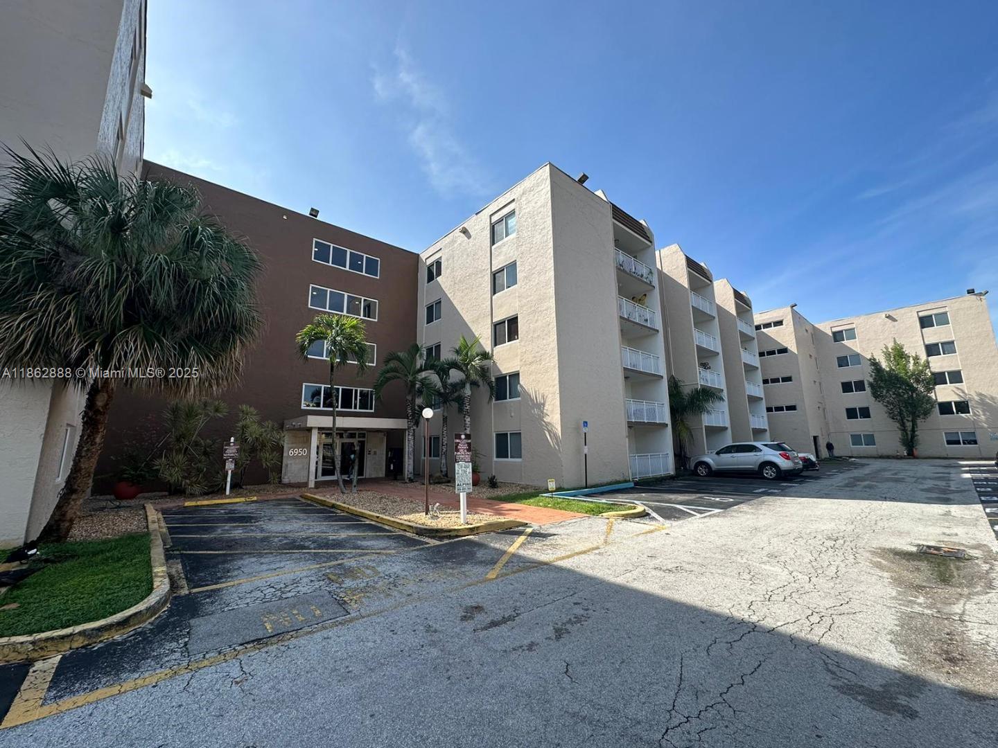 BEAUTIFUL 2/2 UPGRADE AND LARGE UNIT READY TO MOVE!! CLOSE TO MAJOR HIGHWAYS, SHOPPING CENTERS, QUIET NEIGHBORHOOD, SECURITY GUARD 24/7 THIS BEAUTIFUL UNIT HAS NEW KITCHEN AND BATROOMS AND NEW PORCELAIN FLOORS. CLUBHOUSE, POOL.