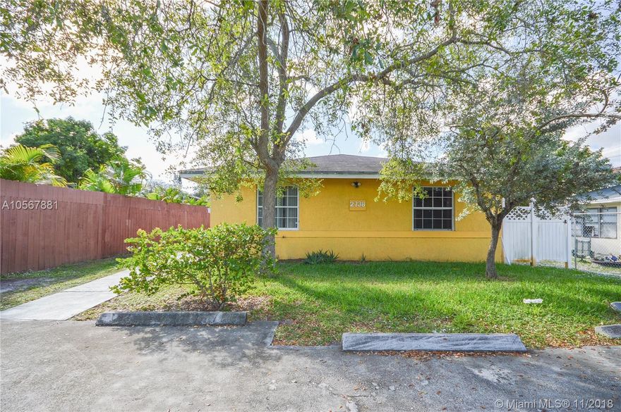 Spacious half a duplex [2 bedroom/1 bathroom]. Features: tiled throughout, ceiling fans, stackable washer/dryer and plenty of closet space. Short drive to Downtown Hollywood's best dining, shopping and entertainment. Won't last!