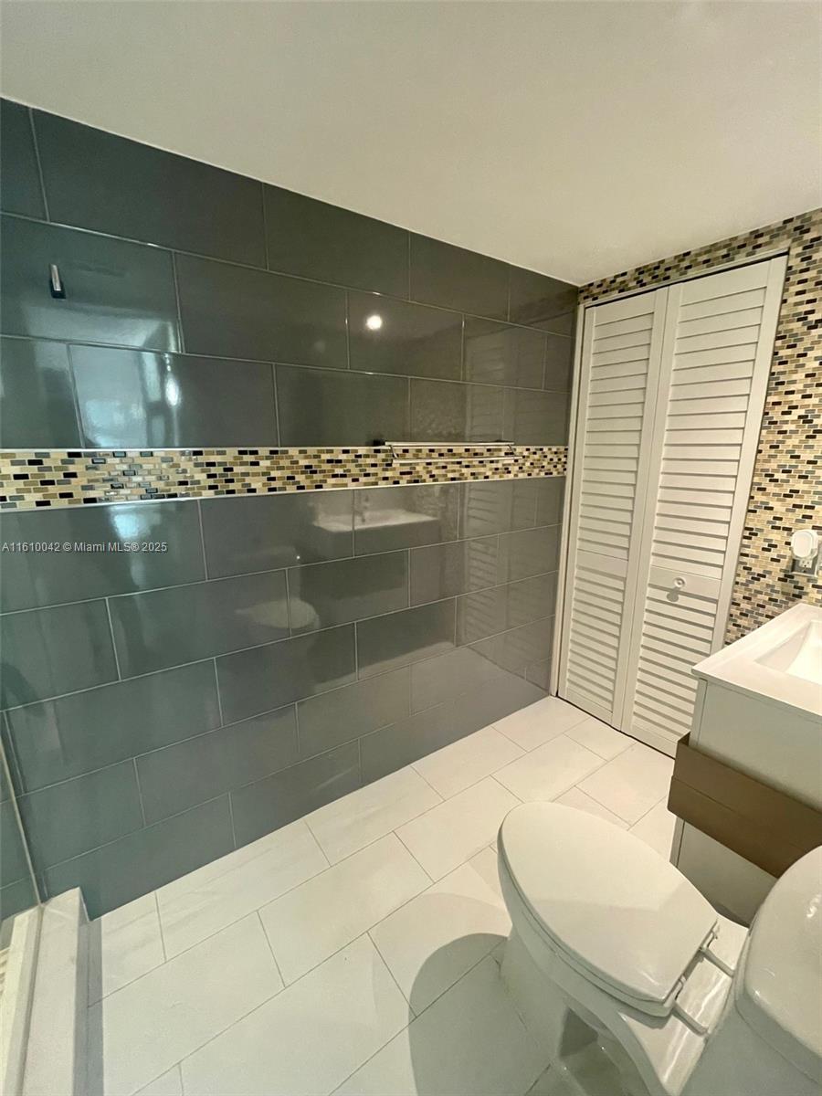 INTERNATIONAL PARK CONDO - Residential