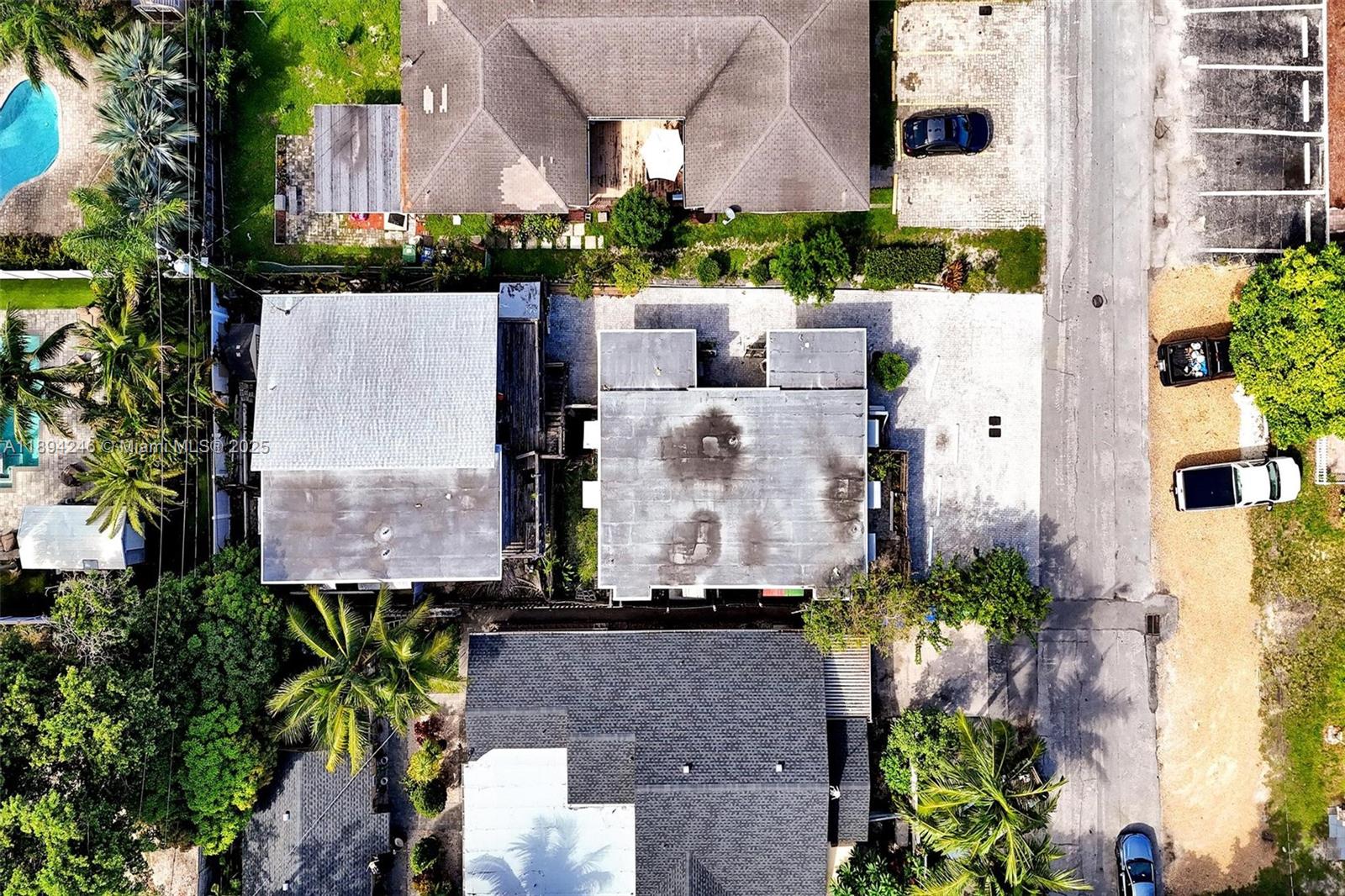 1025 - 1027 NE 16th Ter