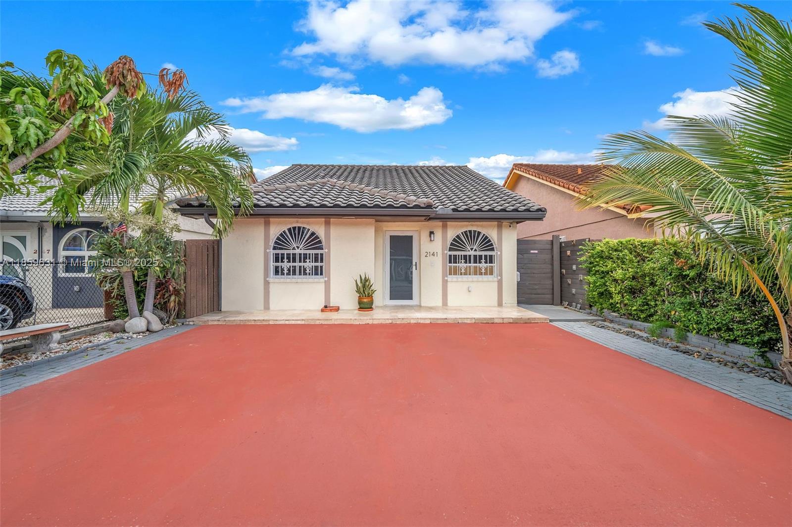 This single family home has many benefits main one is on the area with NO home owner association ( HOA), The house is in very good conditions with a new roof done 2 years ago, remodeled kitchen with stainless steel appliance, one bathroom have been complete remodeled with shower , amply terrace. Located in the very private street with easy access to expressway , restaurant , hospitals and all kind of facilities, to see the house is better to call listing agent direct , call now for your private showing.