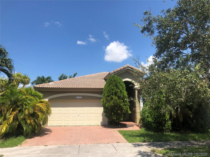 ***SEE VIRTUAL TOUR***COZY ONE STORY SINGLE FAMILY HOME 4B/3B GENOVESA MODEL IN ISLANDS OF DORAL. NICE AND RENOVATED KITCHEN W/ SS APPLIANCES. BUILT-IN CLOSETS. BEAUTIFUL HOME AND NEIGHBOR READY TO MOVE IN. AVAILABLE ON OCT 3TH, 2020.
