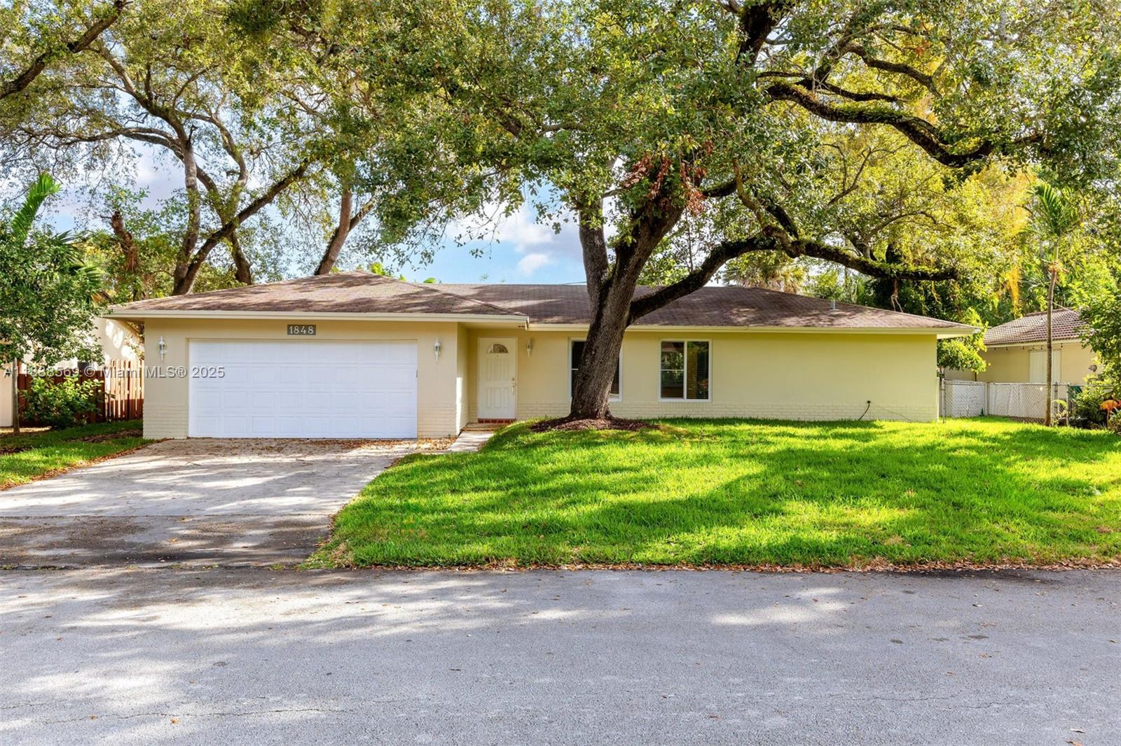 Moving ready house, 3 Bed, 2 Bath and great location, near to beach. Credit report, background check, first and last month deposit. Application for occupancy.