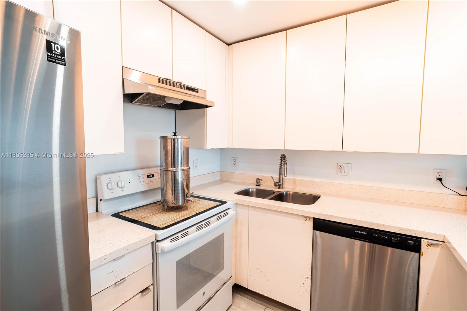 IMPERIAL TOWERS CONDO - Residential