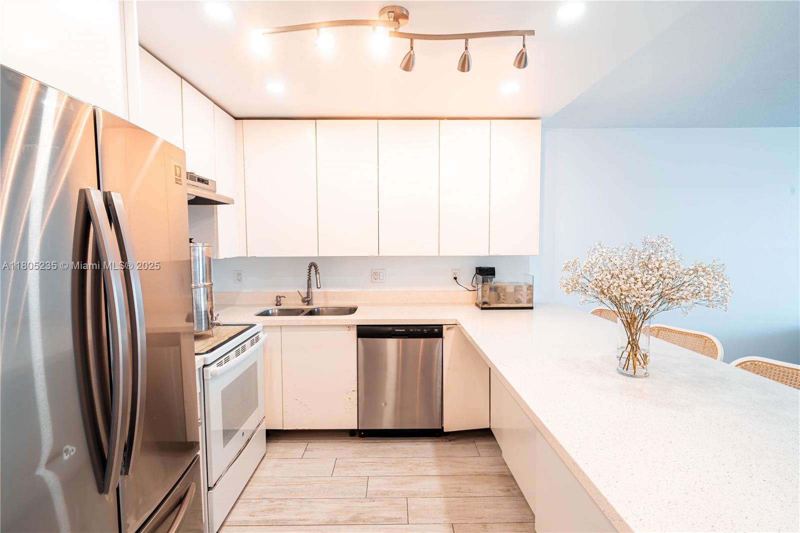 IMPERIAL TOWERS CONDO - Residential