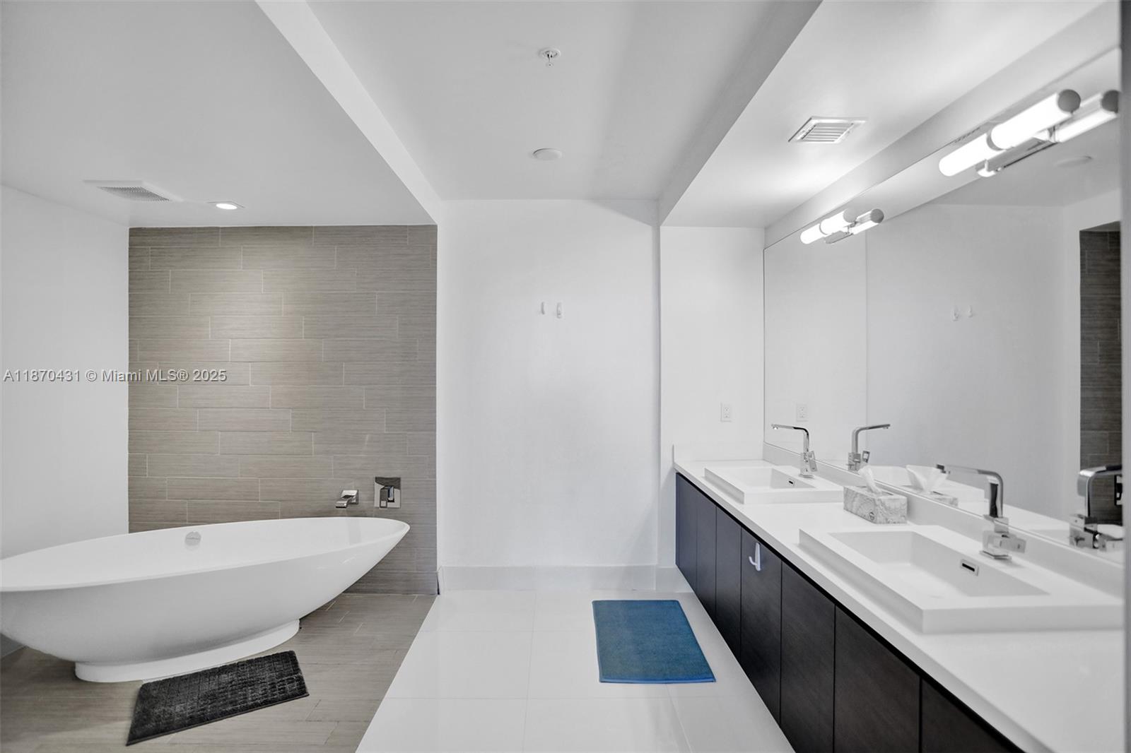 PARQUE TOWERS CONDO - Residential