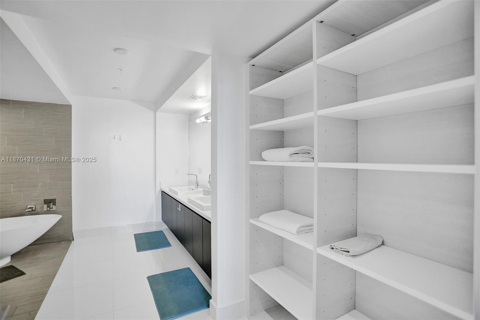 PARQUE TOWERS CONDO - Residential