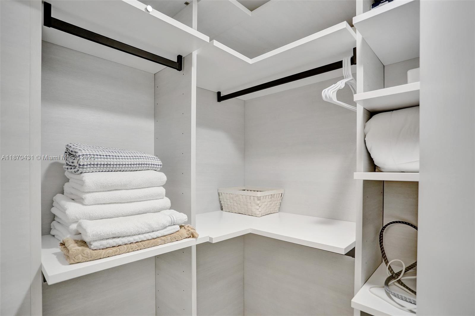 PARQUE TOWERS CONDO - Residential