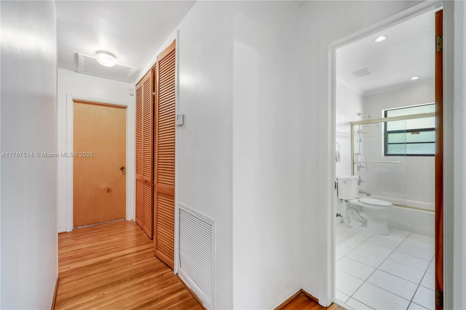 South Miami, Florida 33143, United States, 4 Bedrooms Bedrooms, ,3 BathroomsBathrooms,Residential,Active,93609