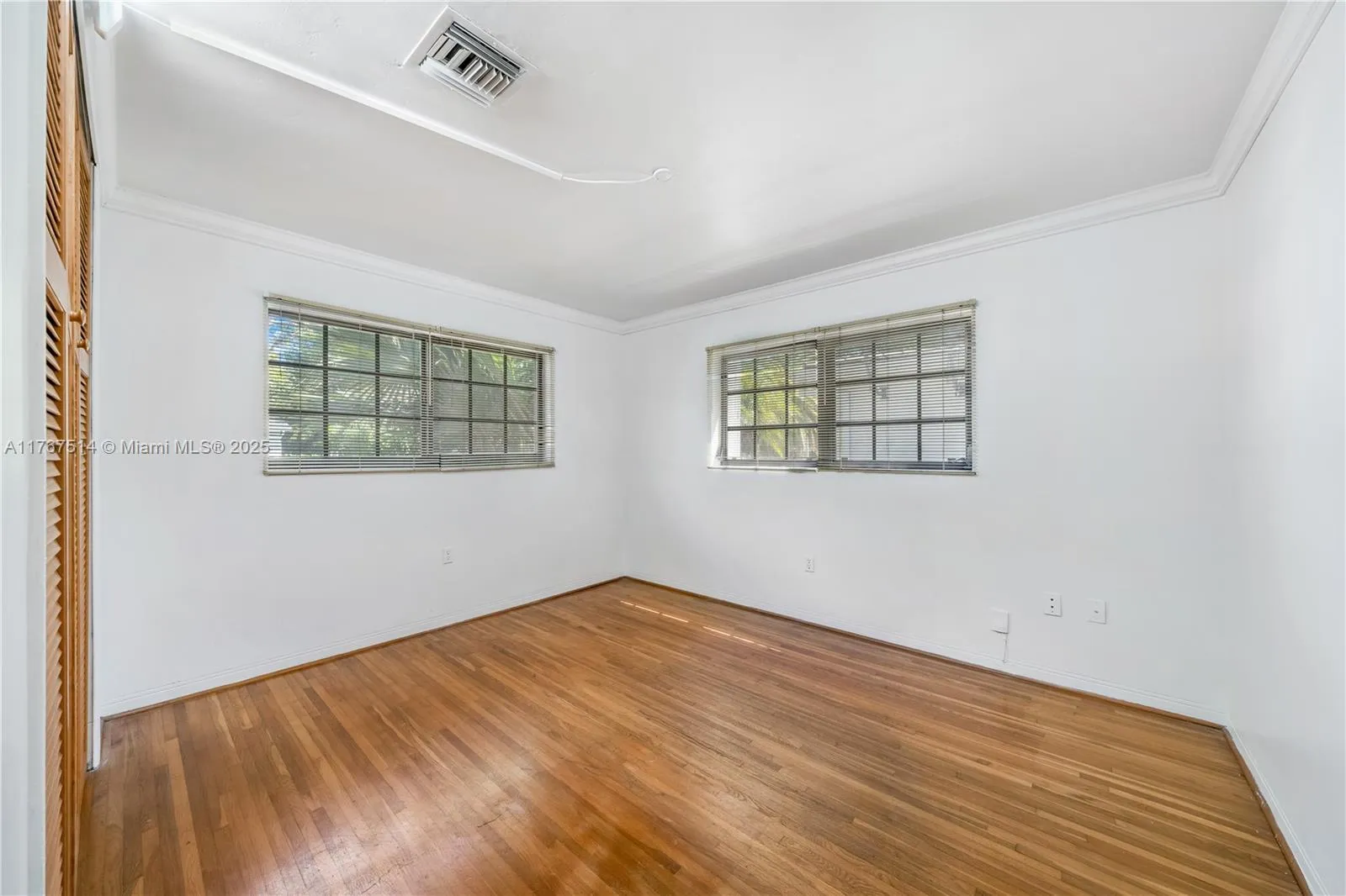 South Miami, Florida 33143, United States, 4 Bedrooms Bedrooms, ,3 BathroomsBathrooms,Residential,Active,93609