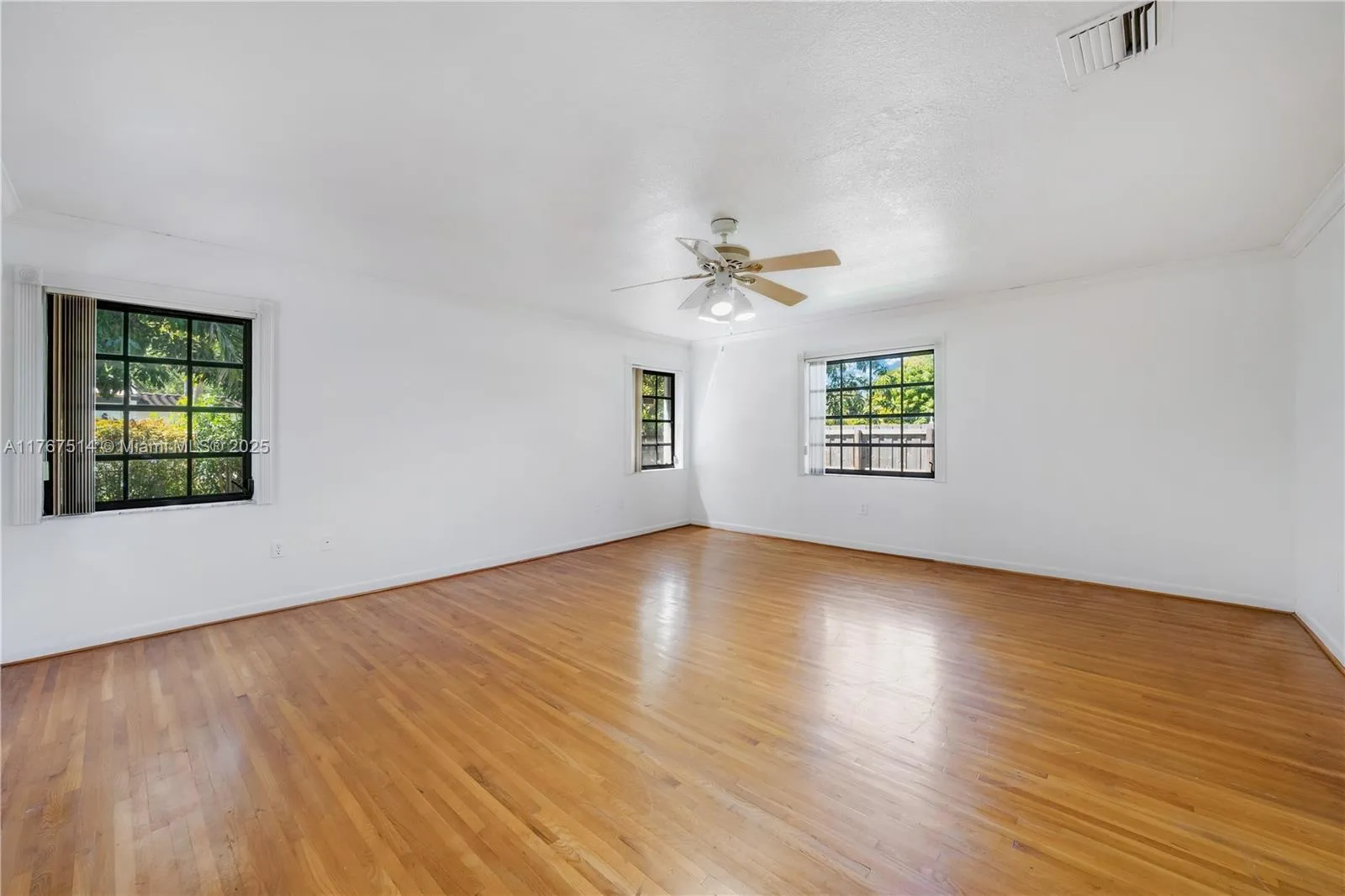 South Miami, Florida 33143, United States, 4 Bedrooms Bedrooms, ,3 BathroomsBathrooms,Residential,Active,93609