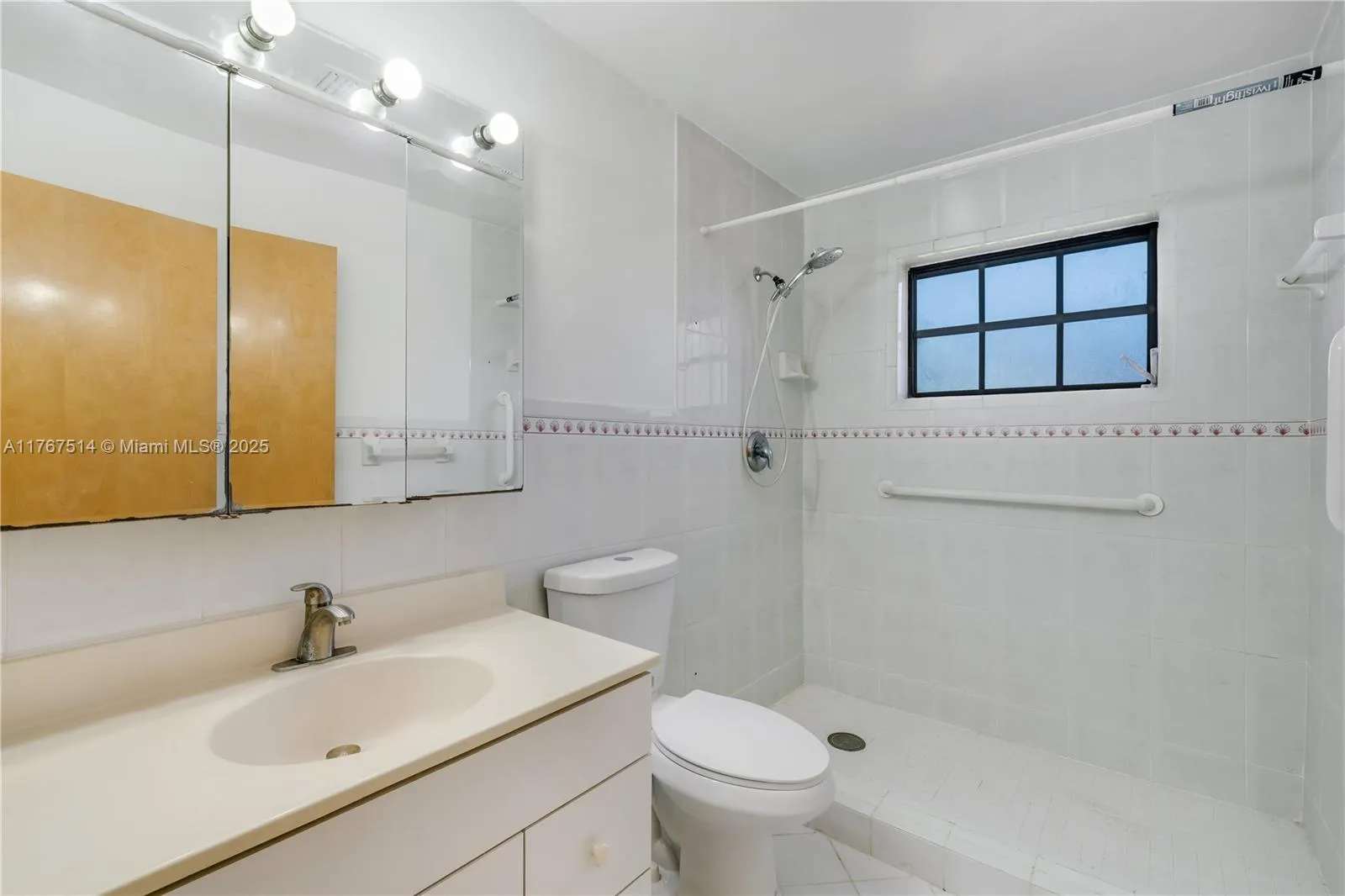 South Miami, Florida 33143, United States, 4 Bedrooms Bedrooms, ,3 BathroomsBathrooms,Residential,Active,93609