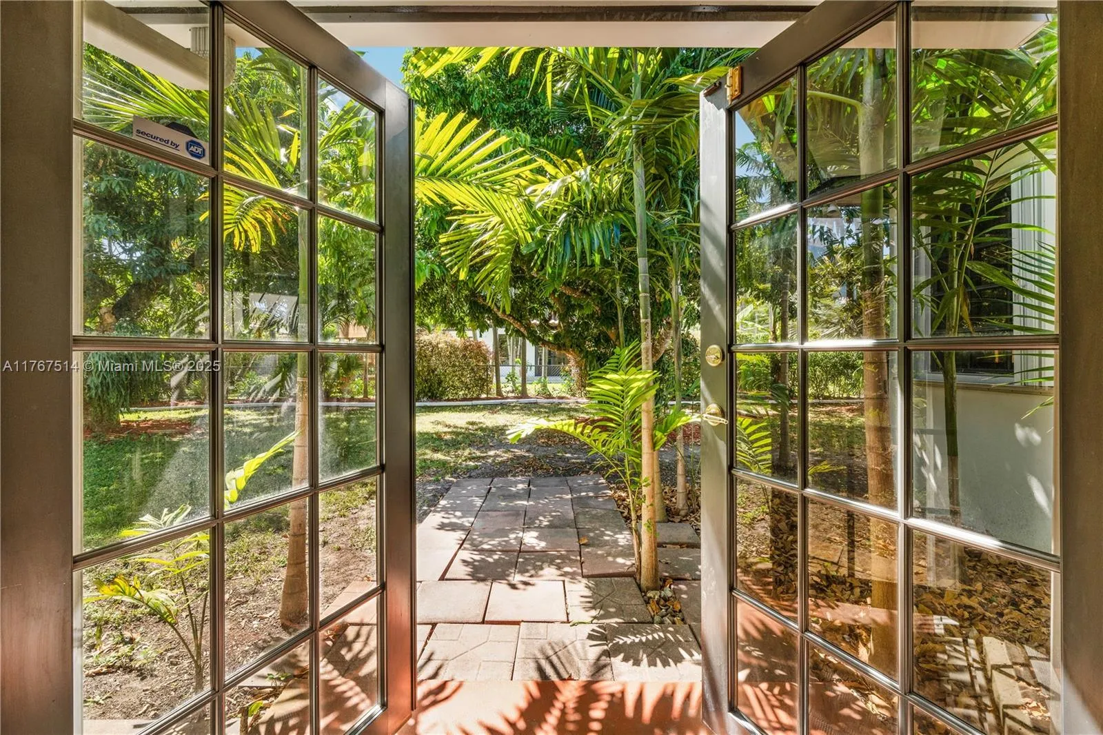 South Miami, Florida 33143, United States, 4 Bedrooms Bedrooms, ,3 BathroomsBathrooms,Residential,Active,93609