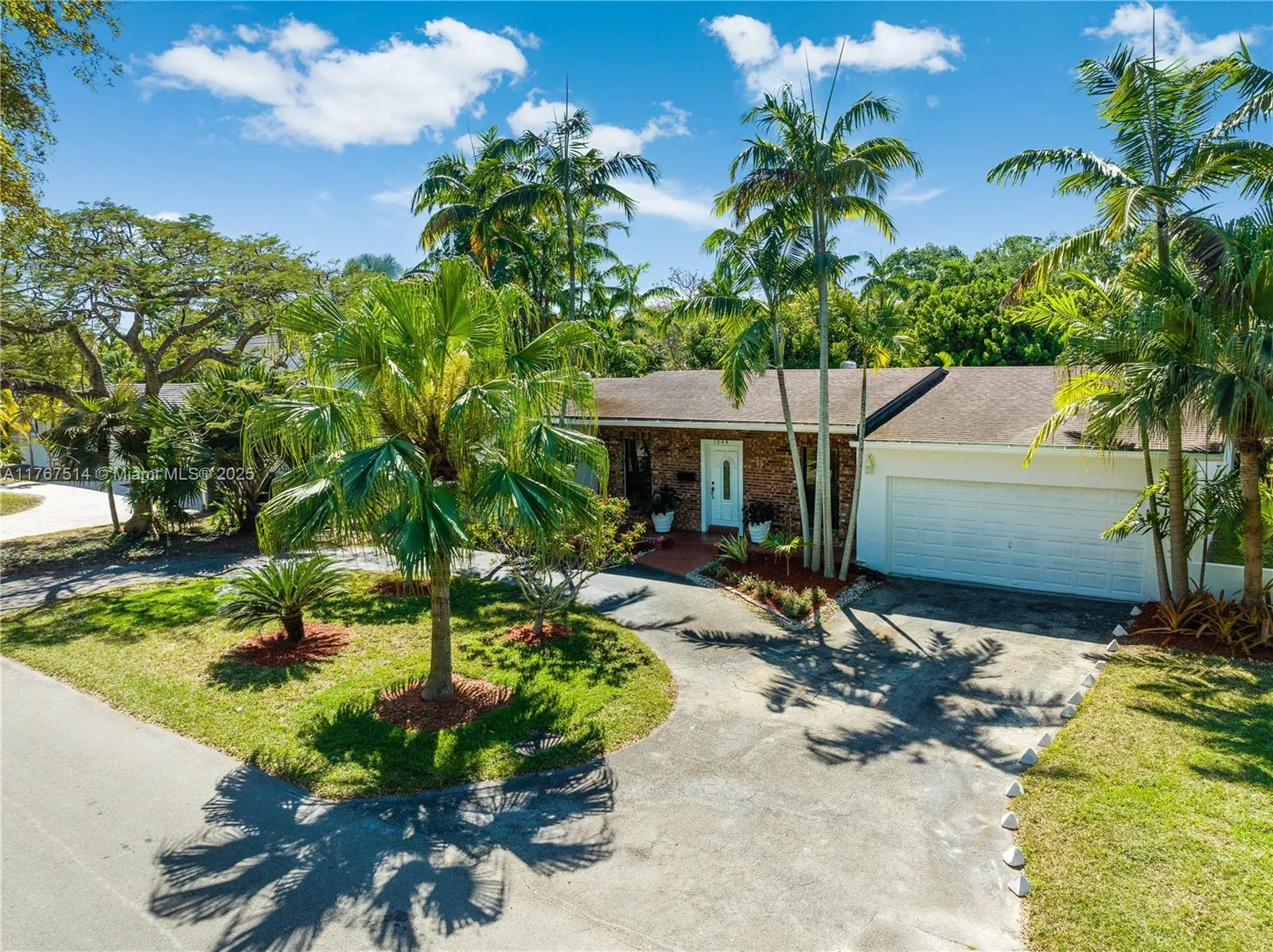 South Miami, Florida 33143, United States, 4 Bedrooms Bedrooms, ,3 BathroomsBathrooms,Residential,Active,93609