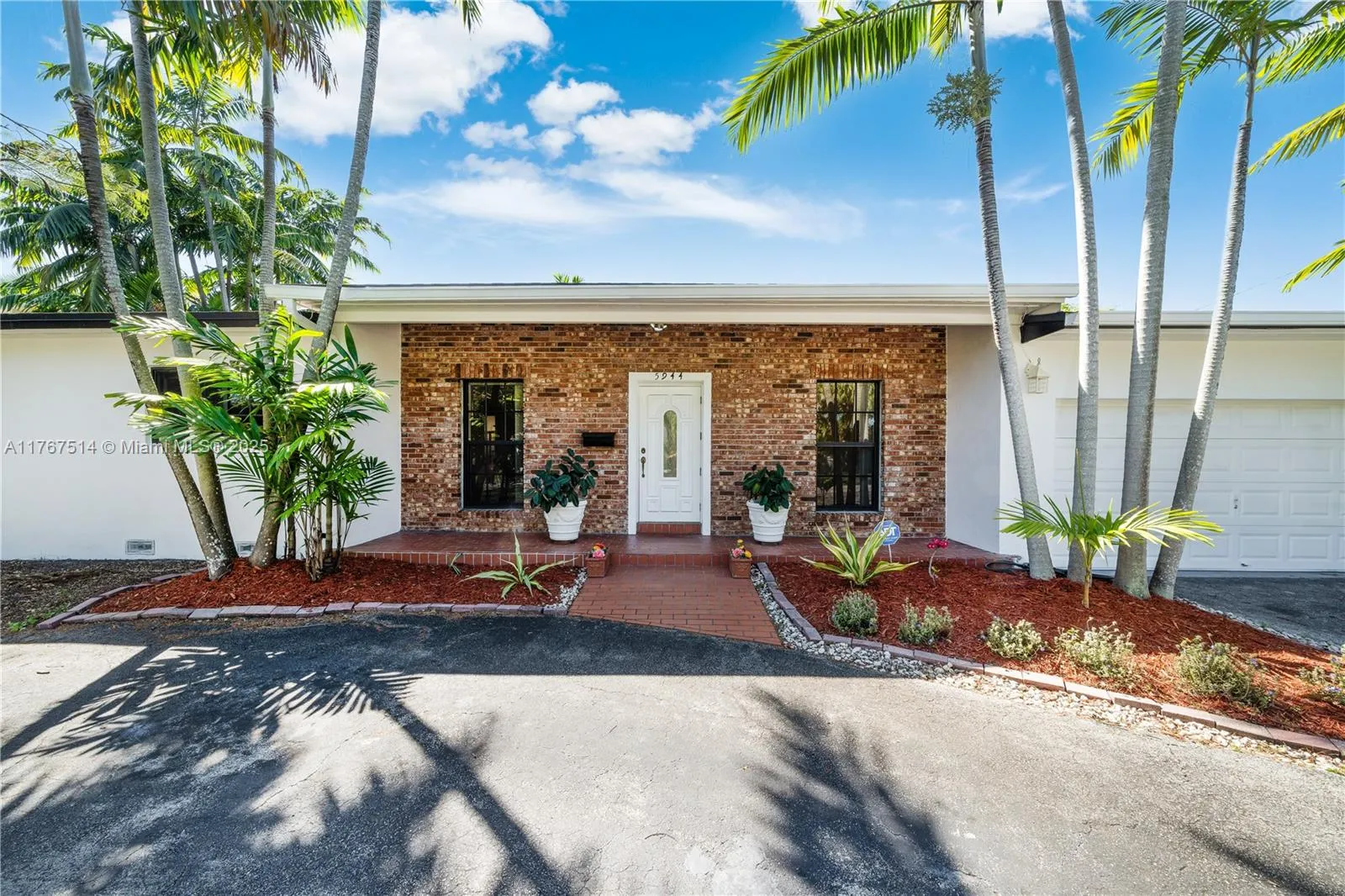 South Miami, Florida 33143, United States, 4 Bedrooms Bedrooms, ,3 BathroomsBathrooms,Residential,Active,93609