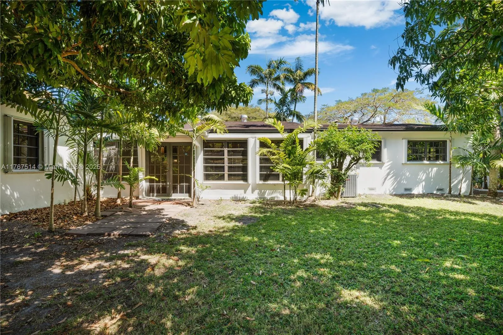 South Miami, Florida 33143, United States, 4 Bedrooms Bedrooms, ,3 BathroomsBathrooms,Residential,Active,93609