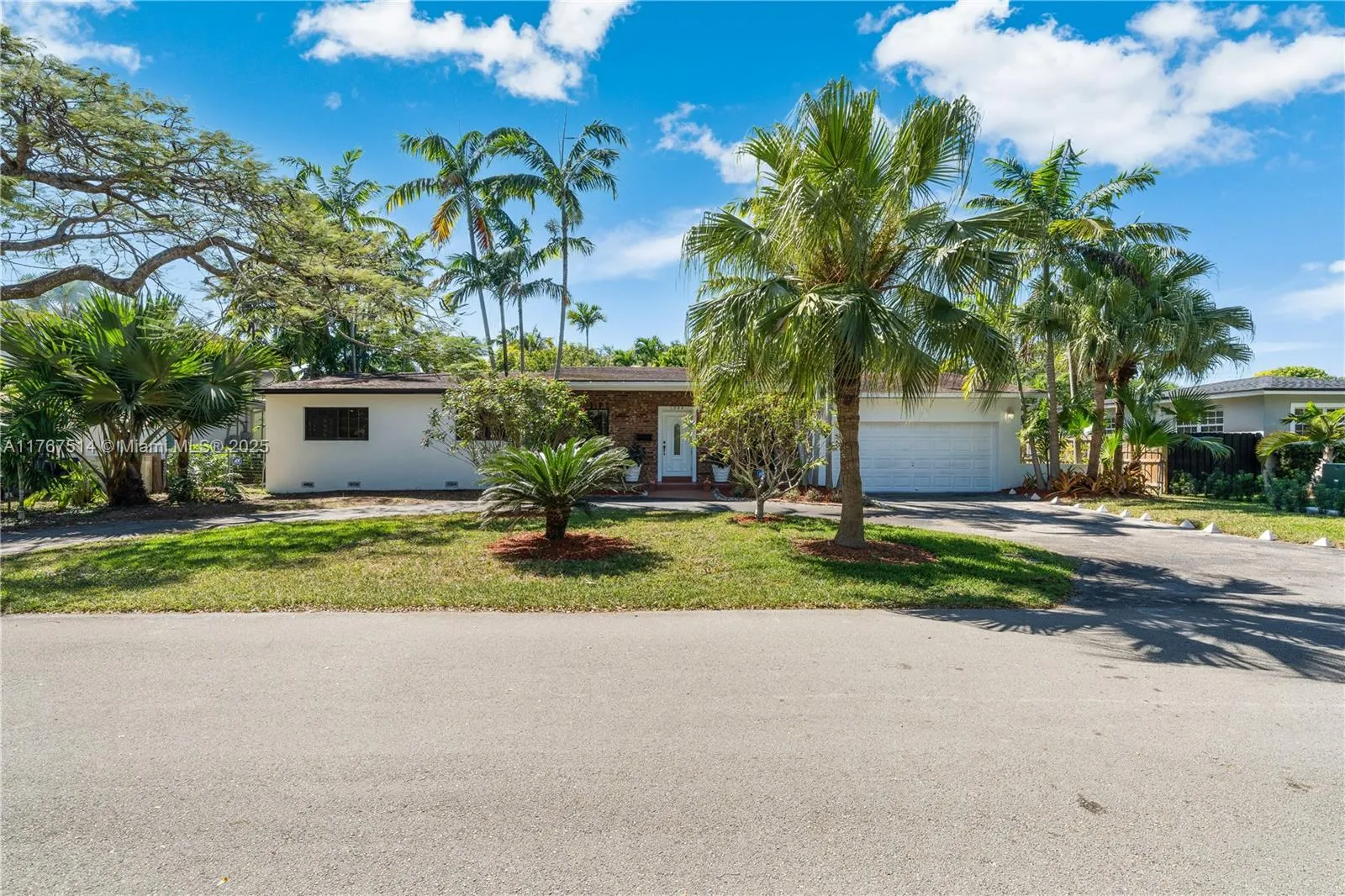 South Miami, Florida 33143, United States, 4 Bedrooms Bedrooms, ,3 BathroomsBathrooms,Residential,Active,93609