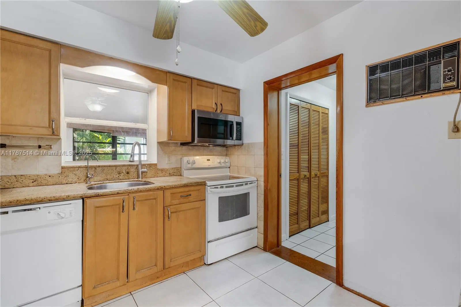 South Miami, Florida 33143, United States, 4 Bedrooms Bedrooms, ,3 BathroomsBathrooms,Residential,Active,93609