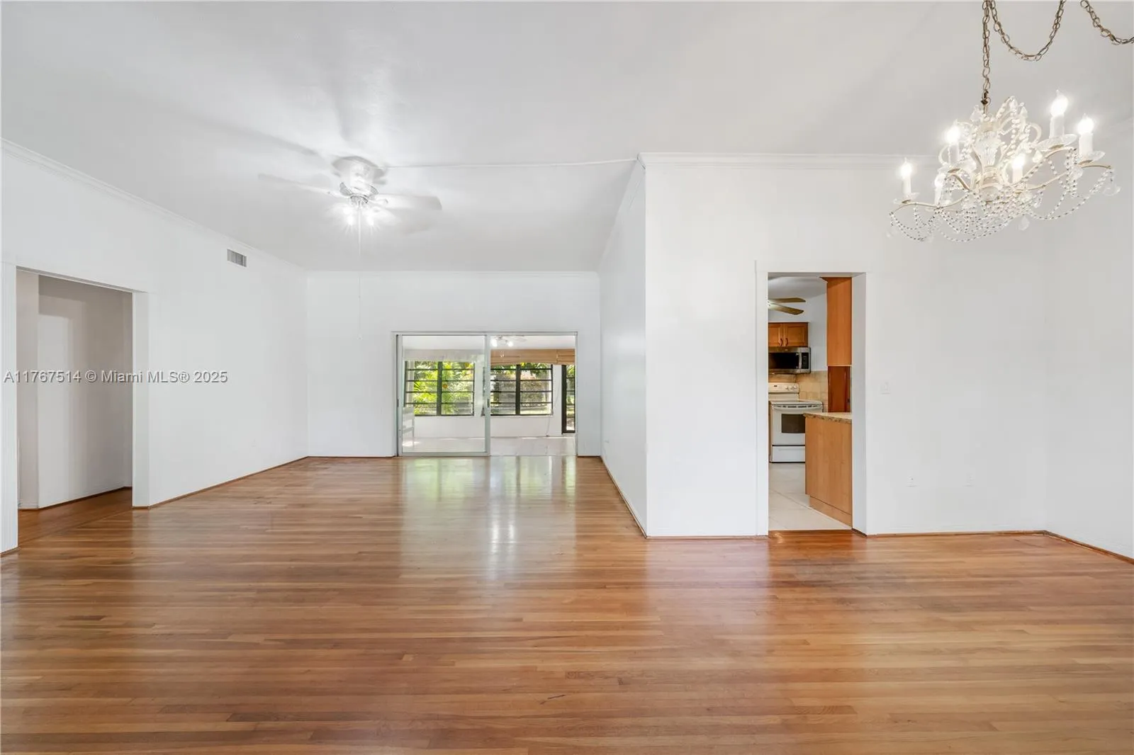 South Miami, Florida 33143, United States, 4 Bedrooms Bedrooms, ,3 BathroomsBathrooms,Residential,Active,93609