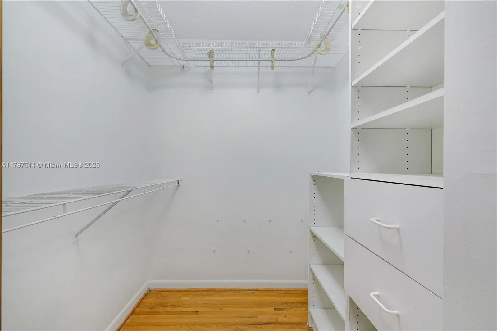 South Miami, Florida 33143, United States, 4 Bedrooms Bedrooms, ,3 BathroomsBathrooms,Residential,Active,93609