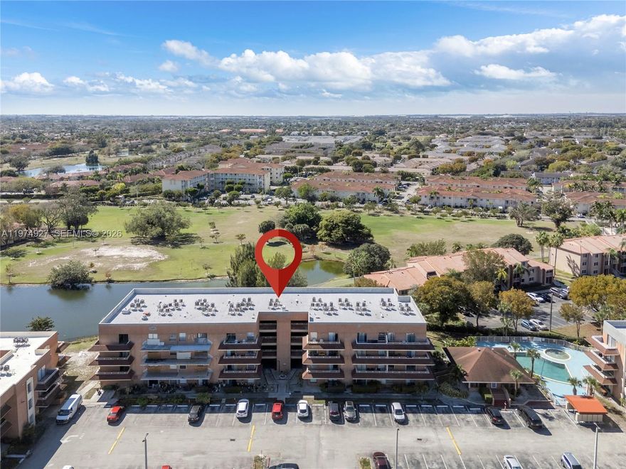 Excellent investment opportunity in Hialeah. Well-maintained apartment with strong rental potential. Ideal for investors or end users looking for value and long-term growth. A great opportunity in a high-demand market.