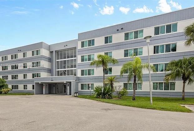 Opportunity for investors! Renovated 2 bedroom 1.5 bathroom unit rented for $1,850.00 until Feb 2026.