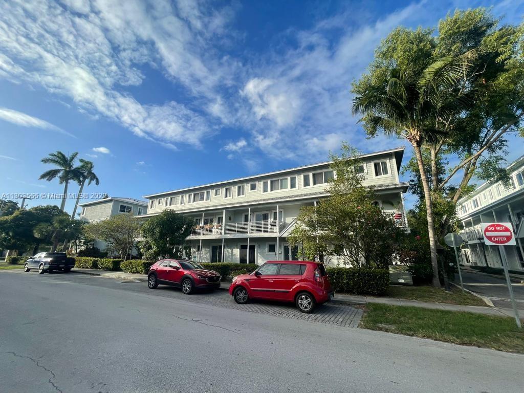3 BEDROOM 3.5 BATHS, BRIGHT OPEN CONCEPT, MODERN KITCHEN, DESIGNER LIGHTING, SPACIOUS MASTER SUIT WITH SUPER SIZED CLOSET, DOUBLE SHOWERS, WASHER & DRYER IN UNIT, 2 CAR GARAGE. WALK IN DISTANCE TO SHOPS AND RESTAURANTS, AND SHORT DISTANCE TO FORT LAUDERDALE BEACH.