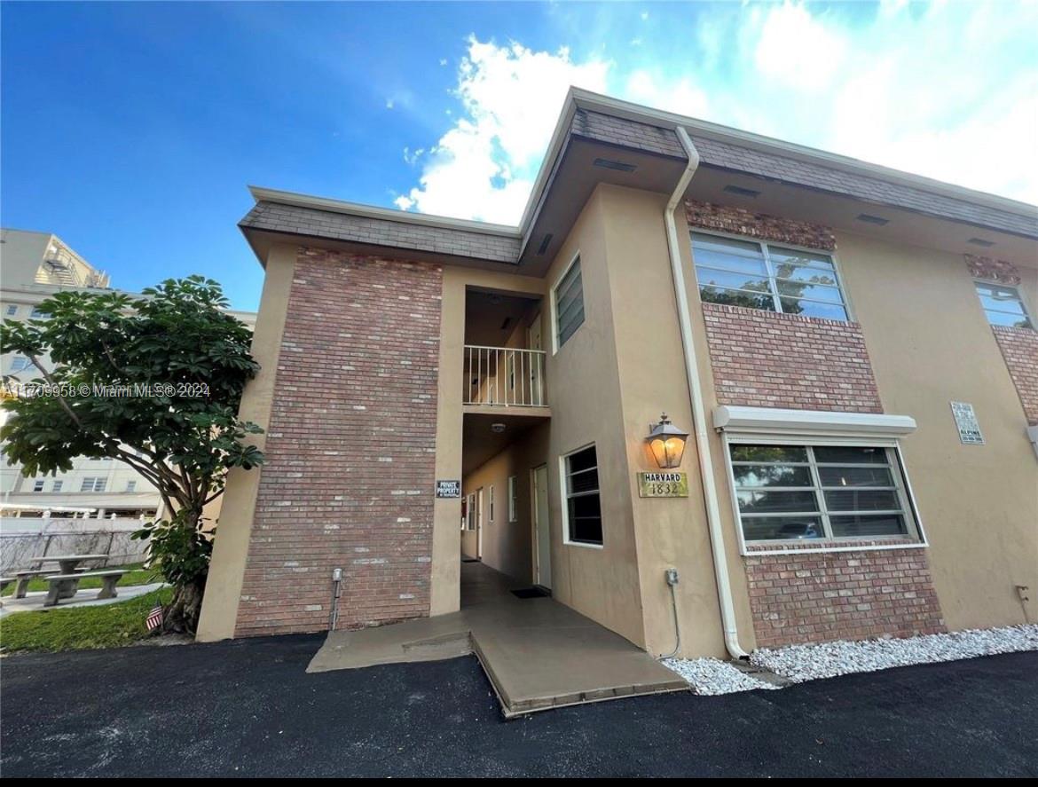 Beautiful and big 1/1 apartment in the heart of Hollywood downtown, walking distance to the best restaurants and stores, 10 minutes from the beach and from Gulf-Stream shops and Aventura Mall. 1 year contract rental, maximum 3 people. No pets allowed.
I speak spanish