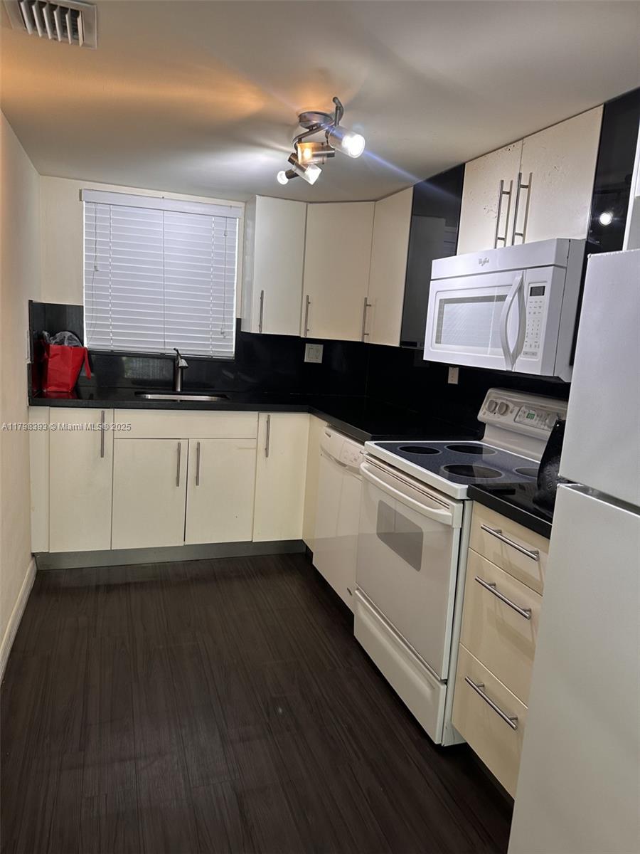 30 Nw 87th Ave C225, Miami, Broward County, Florida - 1 Bedrooms  
2 Bathrooms - 