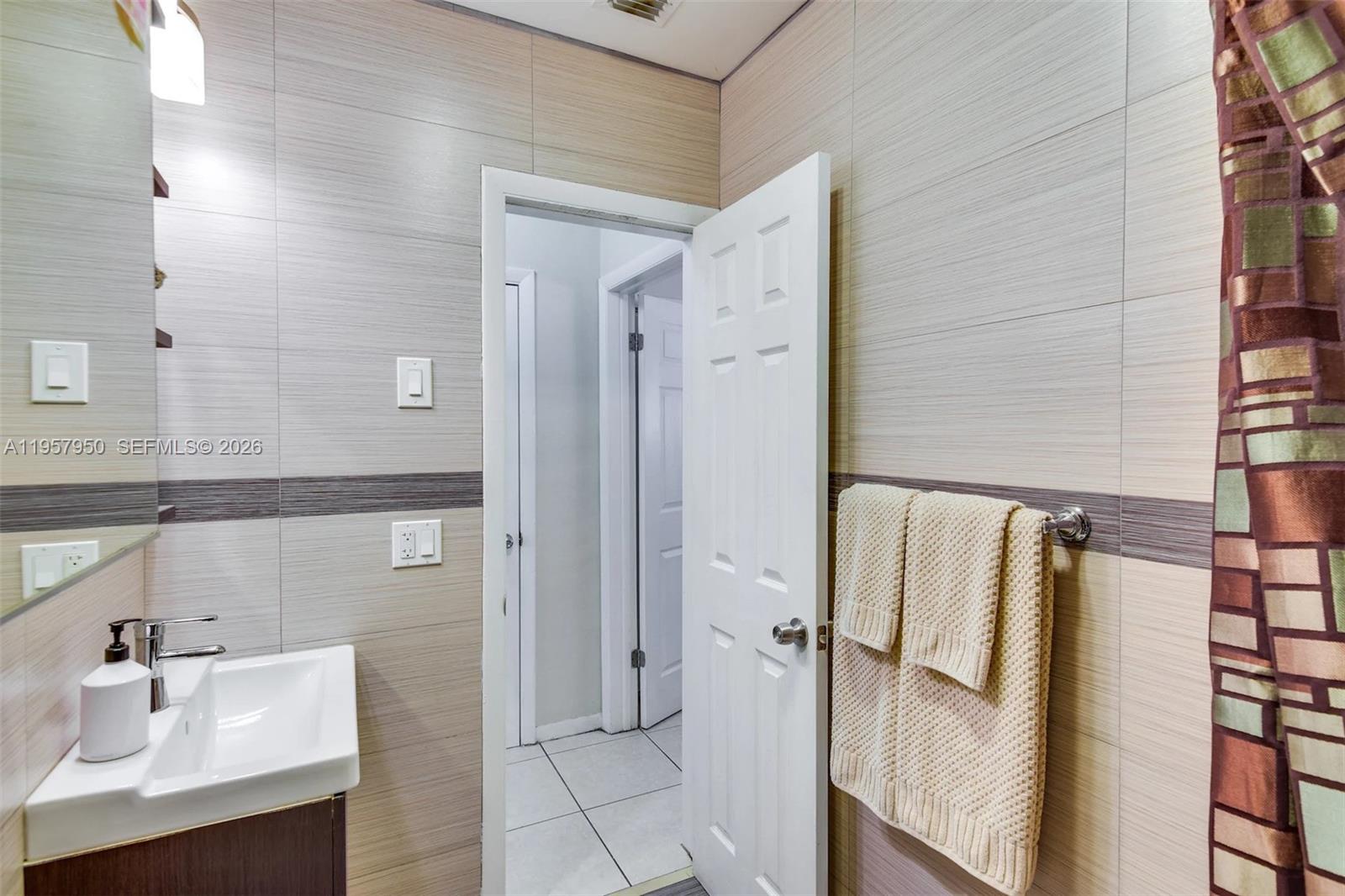 HALLANDALE PINES ESTATES - Residential Income