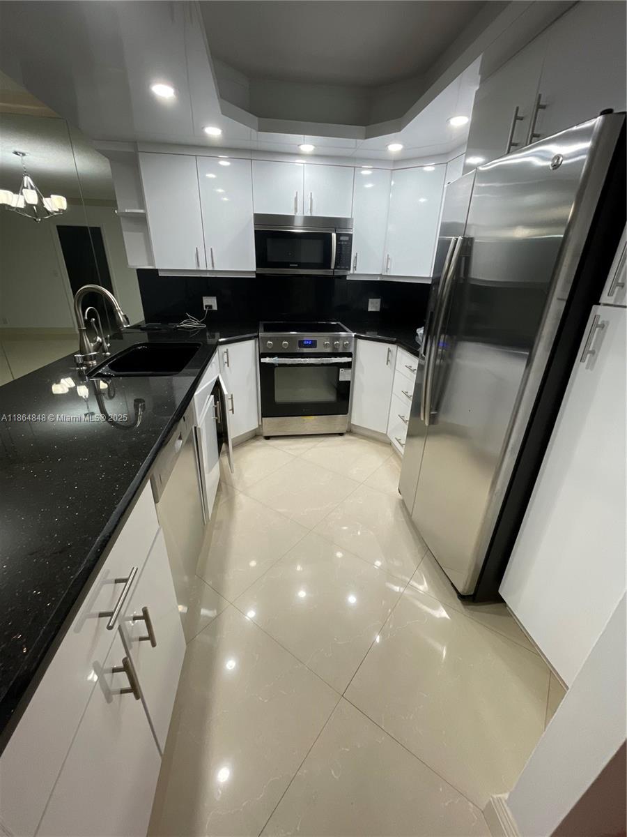 HALLMARK OF HOLLYWOOD CON - Residential Lease