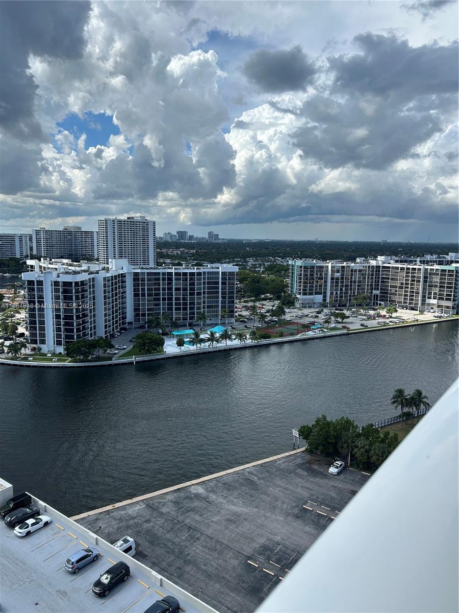 HALLMARK OF HOLLYWOOD CON - Residential Lease