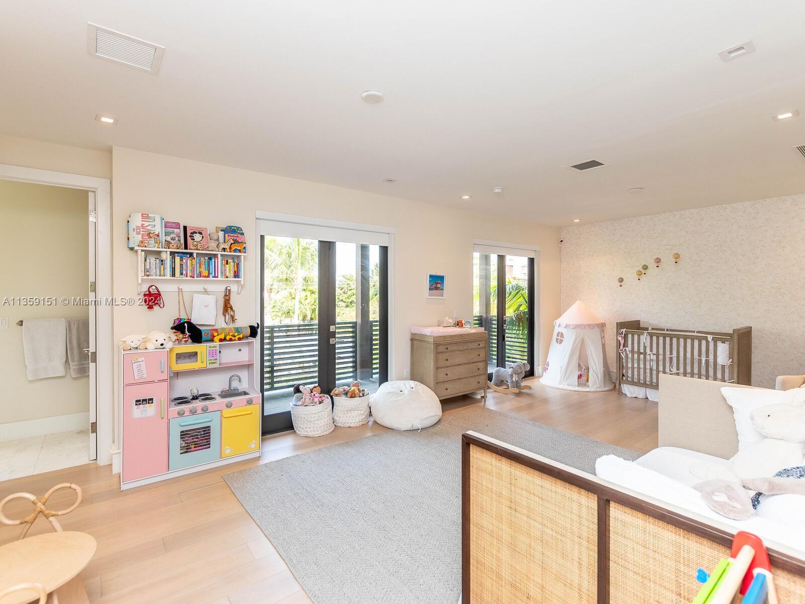 RESIDENCES AT VIZCAYA - Residential