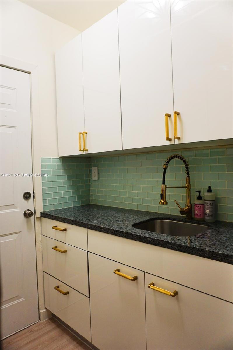 View photos, virtual tours, details... 3030 Collins Ave 1E