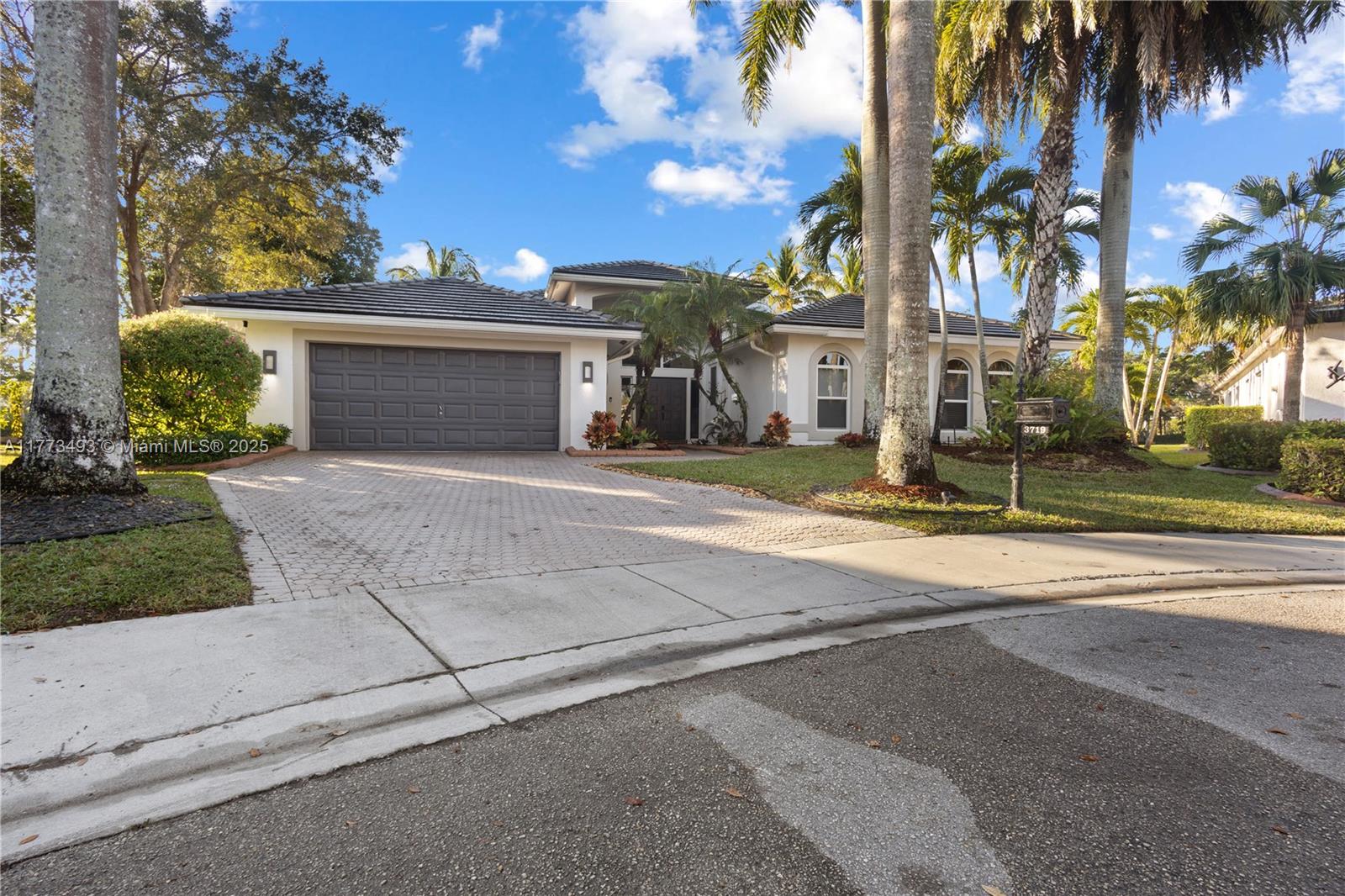 Rental Property at 3719 Oak Ridge Cir, Weston, Broward County, Florida - Bedrooms: 5 
Bathrooms: 3  - $10,200 MO.