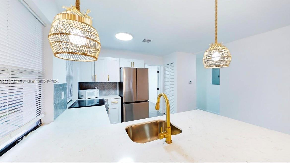 BEAUTIFUL 3 BEDS 2 BATH RENOVATED SINGLE HOME IN A QUIET NEIGHBORHOOD LOCATED MINUTES FROM AVEVTURA MALL AND SHOPPING CENTER. FPL AND WATER INCLUDES.